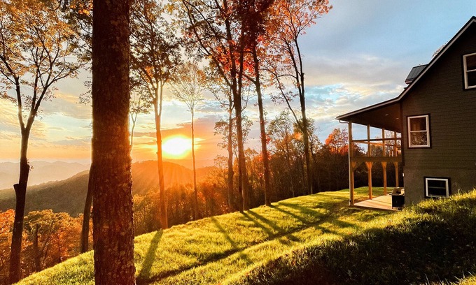 Burnsville Otro | Luxury 5BR Cabin 180° Mt.Mitchell Views, Game & Movie Room, 35min to Asheville!
