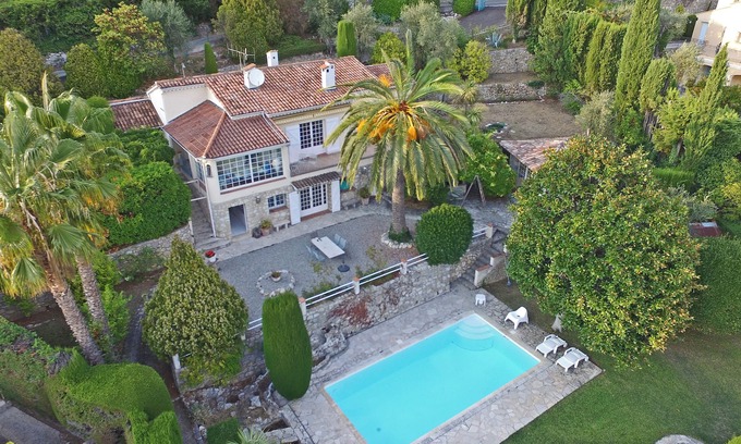 Speracedes Villa | Fantástico panorama, propiedad espaciosa y piscina climatizada.