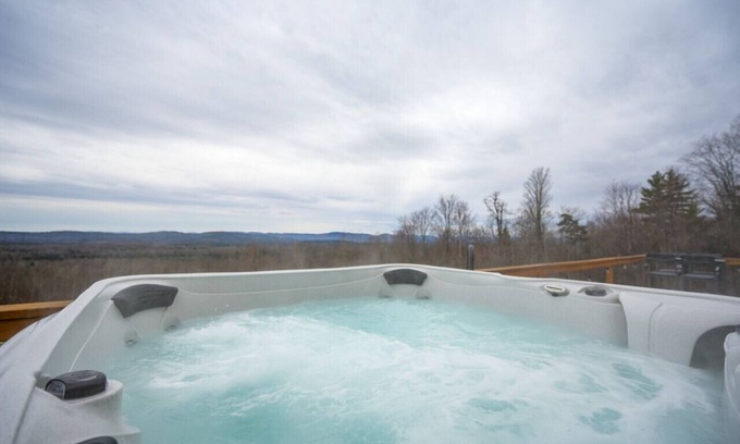 Twin Mountain Casa | Stunning Views | Hot Tub | Pets