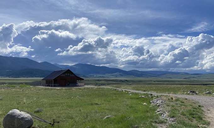 Cameron Apartamento | Brand New!! Fisherman's retreat with Madison River access. 45 min to YNP!