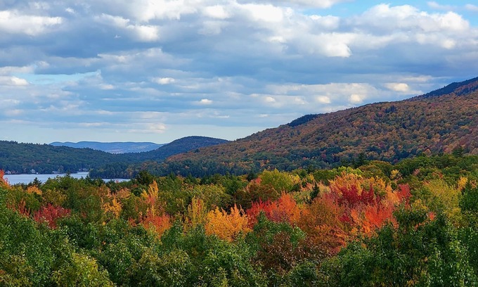 Mount Sunapee Casa | Stunning views - minutes to Lake Sunapee Beach & Ski Base