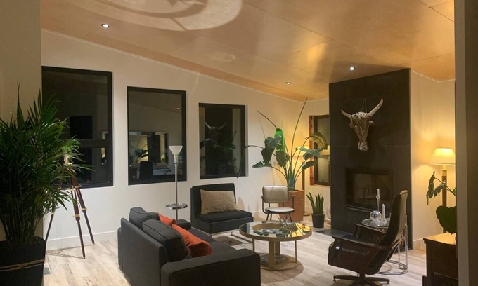 East Kootenay Casa | Stunning Views - Mountain Modern & Vintage Charm