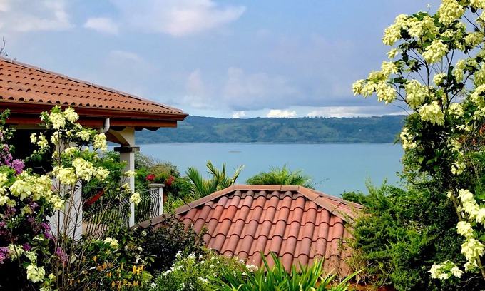 Tronadora Casa | Impresionantes vistas del lago Arenal y el volcán en una comunidad de vacaciones segura y cerrada
