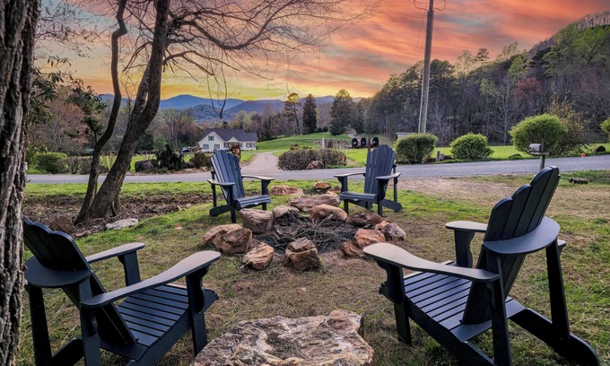 Franklin Cabaña | Stunning Views w/Firepit, 2/1 Cottage, Creek, Starlink, ADA + Pet Friendly