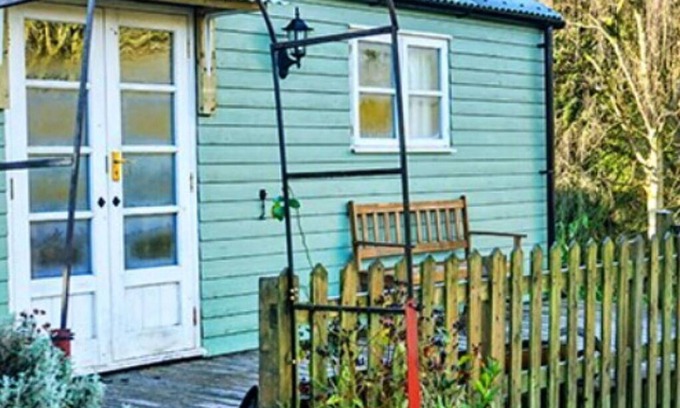Coalbrookdale Casa | Stunning villa for 2 guests with WIFI, pets allowed and parking