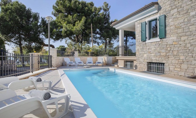 Basanija Casa | Maravillosa casa de vacaciones con A/C, piscina privada, WIFI, TV, terraza y aparcamiento