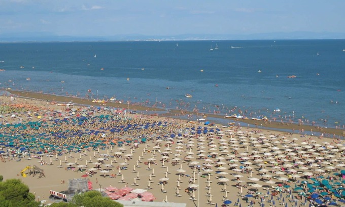 Lignano Pineta Casa | Stunning villa for 6 guests with A/C, TV, terrace, pets allowed and parking
