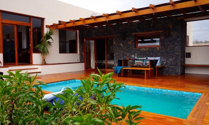 Pájara Apartamento | Casa San Luis: Elegante retiro con piscina climatizada y vistas al mar