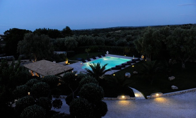 Ostuni Villa | Villa Aurora, hermosa, trullo de 300 años y un apartamento independiente en medio de jardines