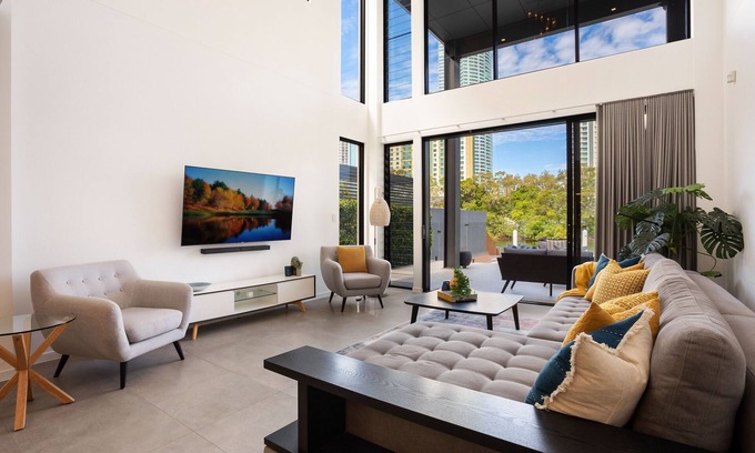Surfers Paradise Casa | Stunning Waterfront Home in Surfers Paradise. Heated Pool and Pet Friendly
