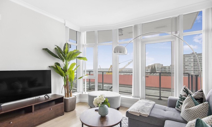 Lower Lonsdale Apartamento | Stunning waterfront luxury condo, great location - 90 days minimum