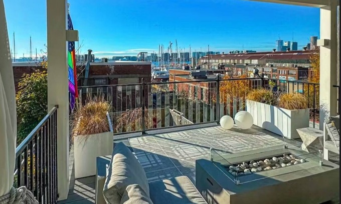 Jeffries Point Condominio | Stunning Waterfront Condo with Boston Skyline Views