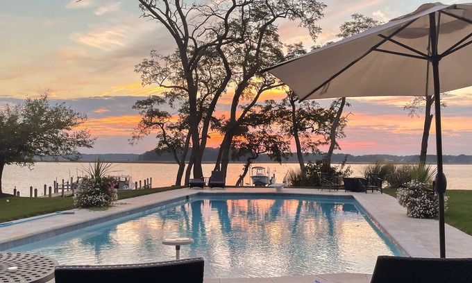 Chester Cabaña | Stunning Waterfront Guest Cottage- Sunsets, Pool, Pier