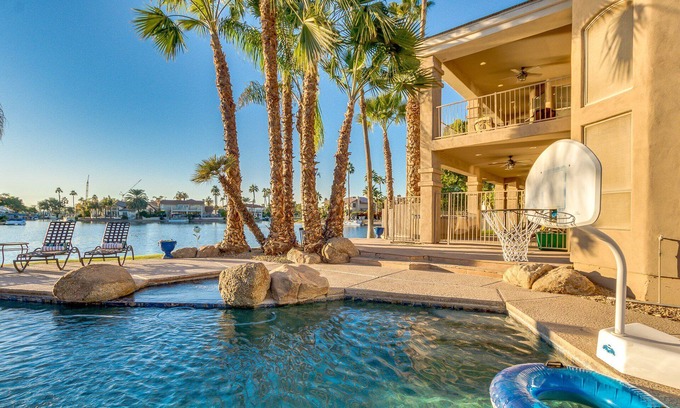 The Islands Casa | Stunning Waterfront Paradise! Sleeps 16! Heated Pool/Spa and Lots of Fun!