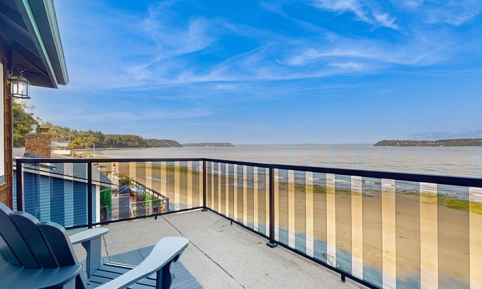 Clinton Casa | Stunning waterfront townhouse with private deck, full kitchen & water views