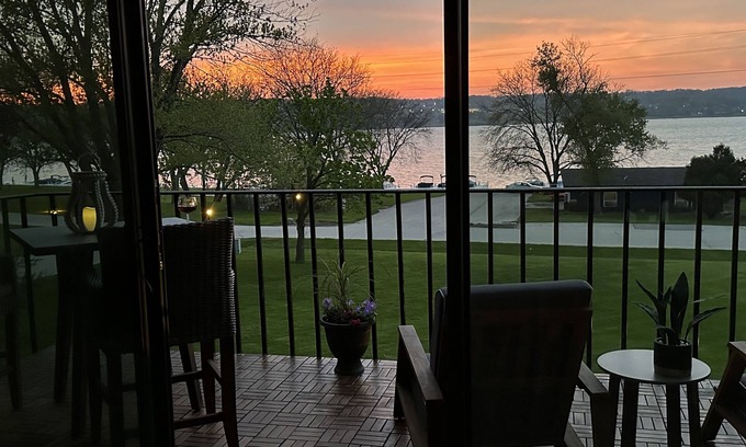 Lake Geneva Condominio | Stunning Waterfront views & cozy fireplace on the shores of Lake Como. King bed.