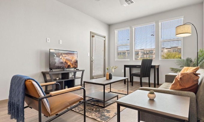 Glendale Sports and Entertainment District Apartamento | Stunning Westgate CozySuites by stadium with pool 9