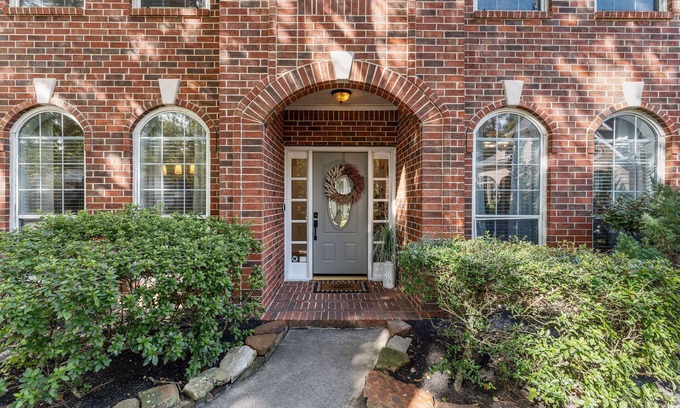 The Woodlands Casa | Stunning Woodlands Hideaway Home W/ Pool Close to Shopping/Restaurants!