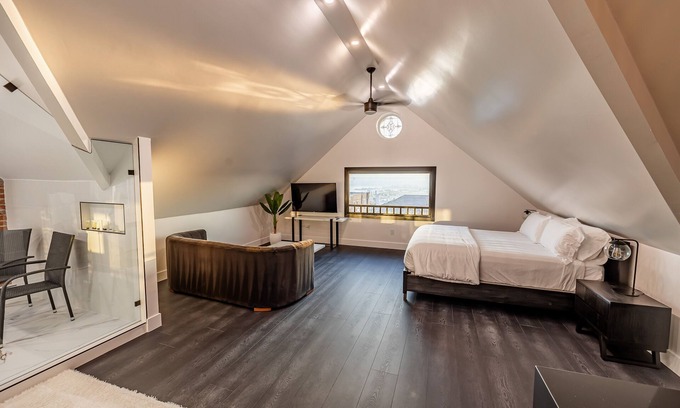 Bankers Hill Apartamento | The Zen Penthouse: ¡La pintura de vida más increíble que cuelga en tu sala de estar!