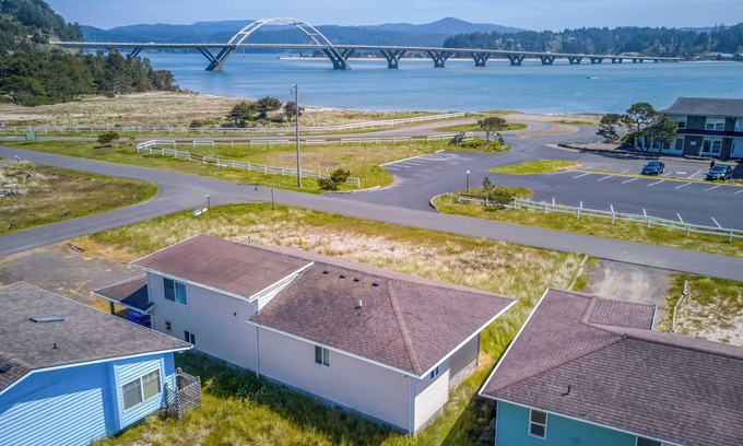 Bayshore Casa | ¡Excelentes vistas de la bahía de Alsea y acceso a la bahía desde esta casa luminosa y abierta en Waldport's Bayshore!