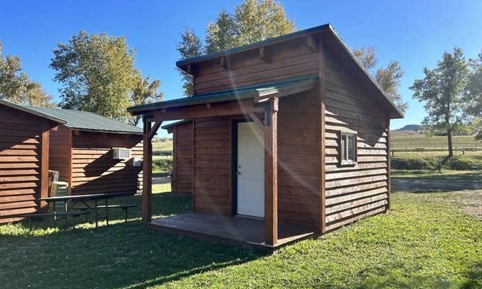 Sturgis Cabina | Sturgis Camping Cabin with Queen Bed