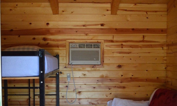 Sturgis Cabina | Sturgis Camping Cabin with Futon and Bunkbed
