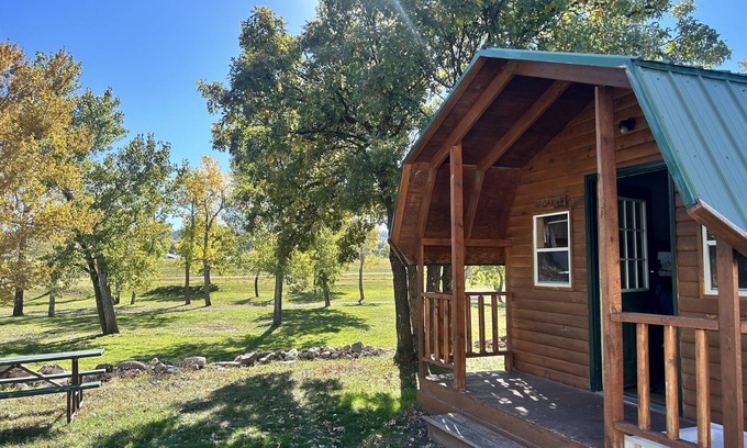 Sturgis Cabina | Sturgis SD Cabin with Queen Bed. In the Heart of the Blackhills, close to Deadwood and Mt. Rushmore