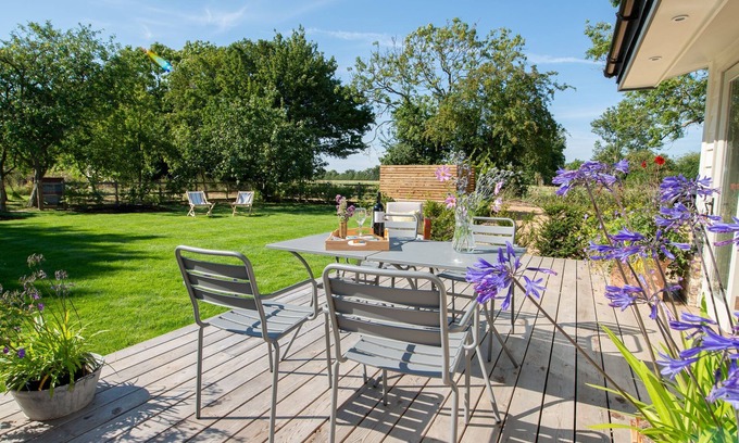 Stowmarket Cabaña | Skylarks, enjoy the decking overlooking your garden and wildflower meadow