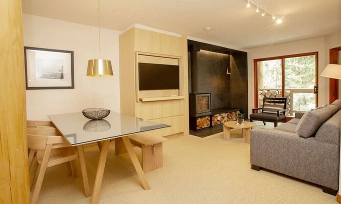 Nordic Estates Casa | Stylish 1.5 BR:Sleeps 4,Hot Tub,Pool,Patio,Free Parking &5 mins. Drive to Village!