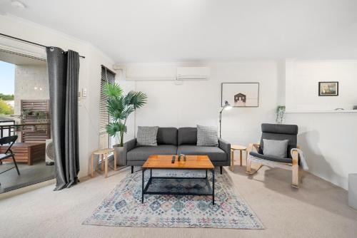 Phillip Apartamento | Stylish 1-Bed Stay with Balcony & Study Room