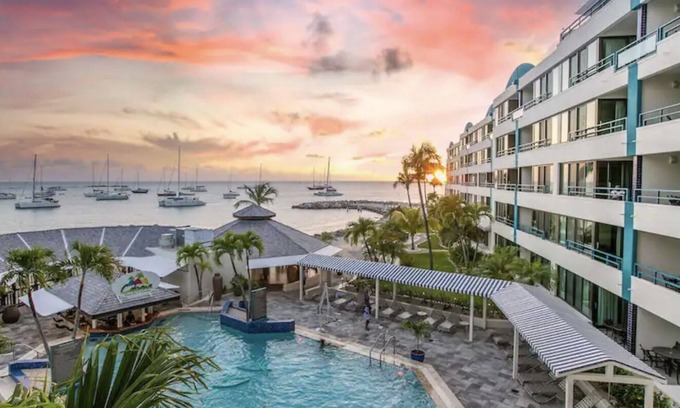 Simpson Bay Complejo | Stylish 1 Bedroom with Ocean Views!