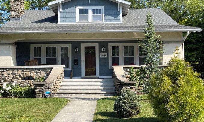 New London Casa | Stylish 1920s Craftsman Bungalow; tastefully appointed.