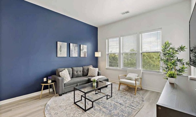 Cherry Apartamento | Stylish 1BD Retreat | 5 Mins to Downtown | Free Parking + Gym + Sleeps 6