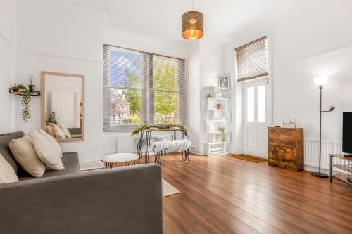 Croham Apartamento | Stylish 1BR Flat-Terrace-Free Parking-Rail Station