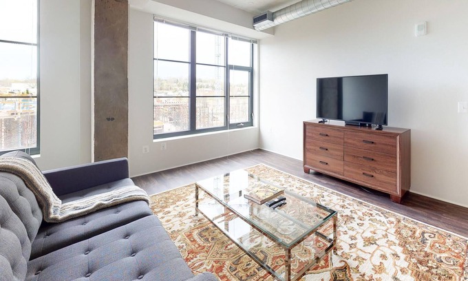 Eisenhower East Apartamento | Stylish 1BR in Alexandria w/ Gym Near Amazon HQ