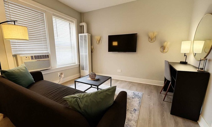 Boystown Apartamento | Stylish 1BR in Lakeview Chicago