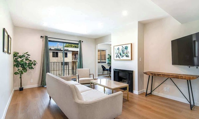 Van Nuys Apartamento | Stylish 1BR Near Universal Studios with Parking