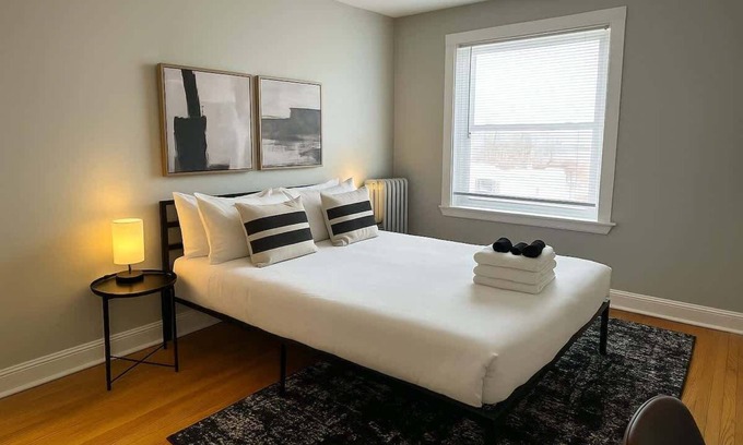 Old Irving Park Apartamento | Stylish 1BR Stay in Irving Vibes