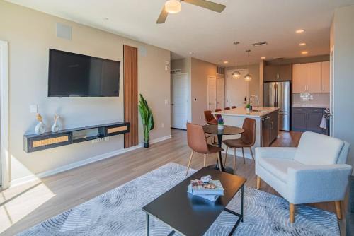 Orange Heights Apartamento | Stylish 1BR Uptown Biltmore Gym Pool Parking WD