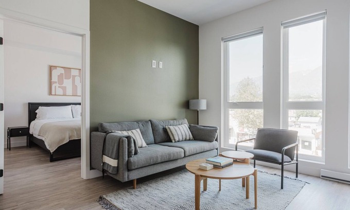 East Pasadena Apartamento | Stylish 1BR w/ Gym & Elev, nr Dining & Parks