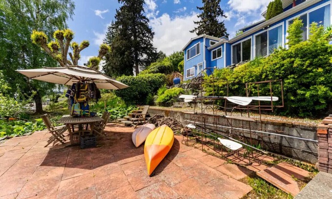 Bremerton Cabaña | Stylish 1BR Waterfront Cottage w/Garden & Fire Pit