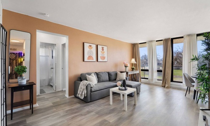 Applewood Apartamento | Stylish 1BR with King Bed, Patio, Dart Room, and Free Parking – 10 min to SQ1
