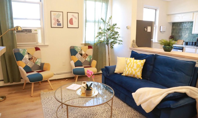 The Heights Casa | Stylish 2 BD Apt-18 mins from NYC-Steps away Bus stop, Restaurants, Groceries
