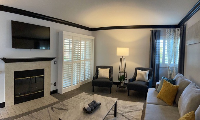 Yorba Linda Condominio | Stylish 2 bdrm Condo w/ fireplace. Lux King Suite.