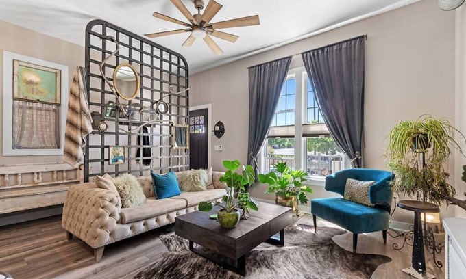 Fifth Ward Condominio | Stylish 2 bdrm w/ Garage & Yard