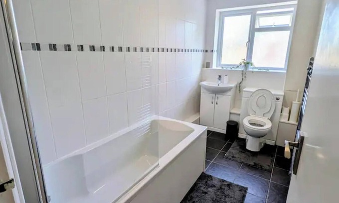 Sutton West Apartamento | Stylish 2-Bed Gem in Sutton - Your Cozy Retreat!