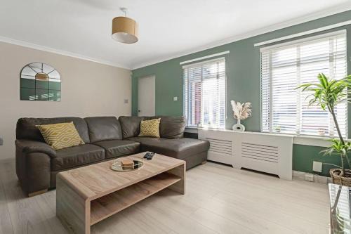 East End Apartamento | Stylish 2-Bed House Private Driveway