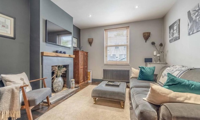 Windsor Casa | Stylish 2-Bed House With Office And Private Garden