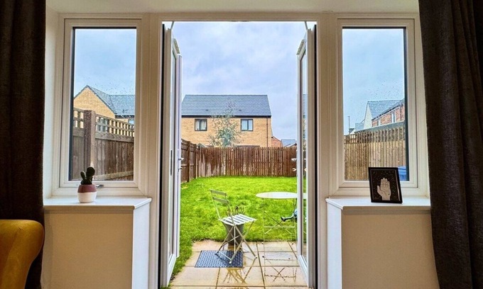 Doncaster Casa | Stylish 2 Bedroom Home Near Lake | Free Parking