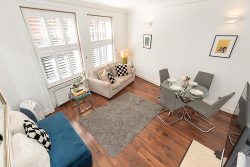 Royal Borough of Kensington and Chelsea Apartamento | Stylish 2-Bedroom Getaway in Londons Central Hub in the Heart of Kensington High Street